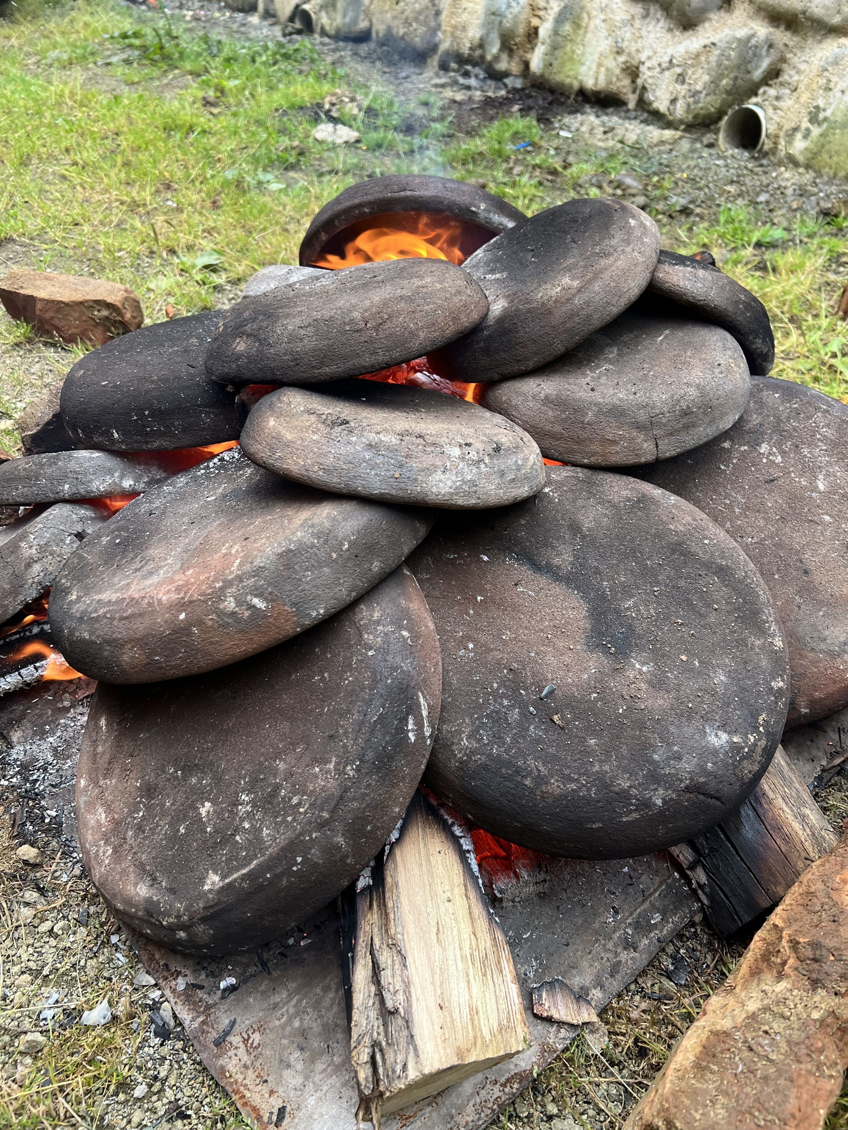 Un montón de piedras planas con fuego ardiendo debajo.