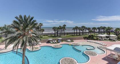 Beachfront Condo with Lazy River