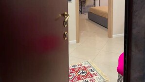 A room with a bed, a desk, and a chair. - Casamagnolia, your home (Cernusco sul Naviglio)