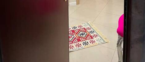 2 عدّة غرف نوم ومكواة/لوح كي وواي فاي وملاءات أسرّة