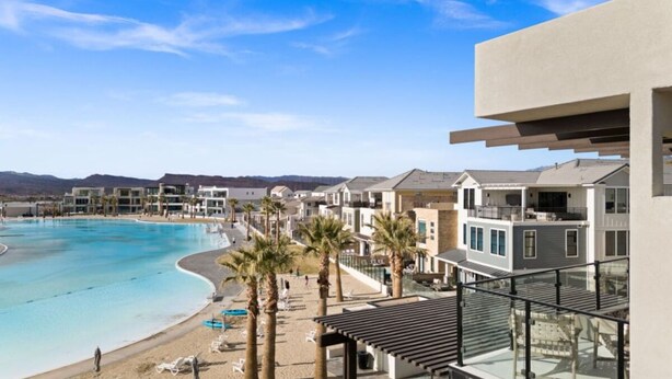 Un complexe hôtelier doté d’une piscine, d’une plage et de villas.