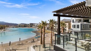 Un complexe hôtelier doté d’une grande piscine, d’une plage et de bâtiments modernes.