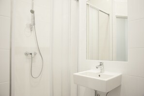 Shower, hair dryer, towels, toilet paper - Bright and cozy apartment in Vienna (Wien)