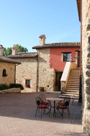 Outdoor dining - The Bridge House (Camerino)