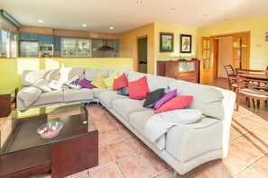 TV - Holiday Home 'Casa Con Piscina' with Private Pool, Private Terrace and Wi-Fi (Calonge)