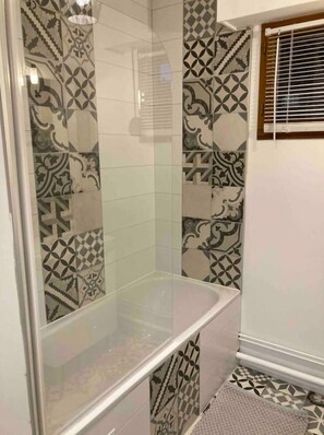 ヘアドライヤー、タオル、石鹸、トイレットペーパー