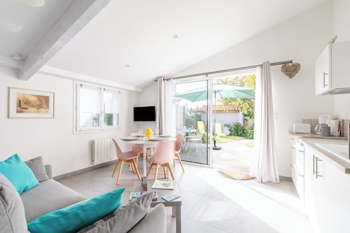 Maison de vacances "Bois Flottés - Maisonnette 700m Mer" avec terrasse privée, jardin privé et Wi-Fi