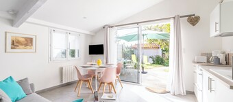 Vacation Home "Bois Flottés - Maisonnette 700m Mer" with Private Terrace, Private Garden & Wi-Fi