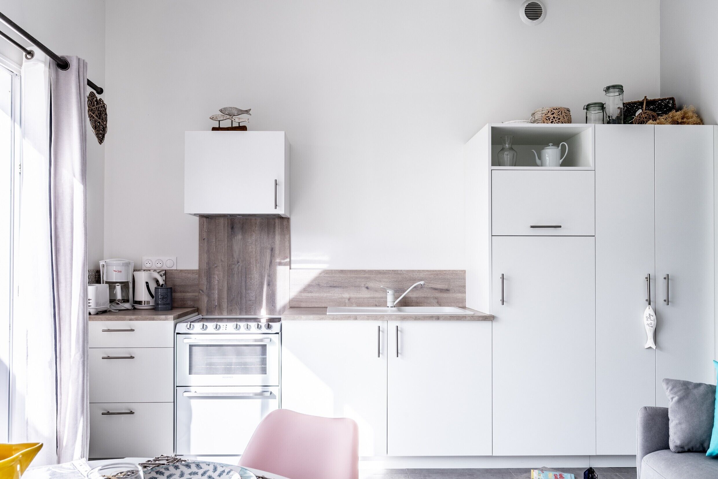 Een koelkast, een magnetron, een oven, een kookplaat