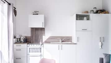 Een koelkast, een magnetron, een oven, een kookplaat