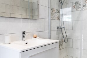 Shower, towels - Vacation Home "Bois Flottés - Maisonnette 700m Mer" with Private Terrace, Private Garden & Wi-Fi (Pornic)