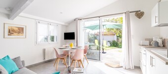 Vacation Home "Bois Flottés - Maisonnette 700m Mer" with Private Terrace, Private Garden & Wi-Fi