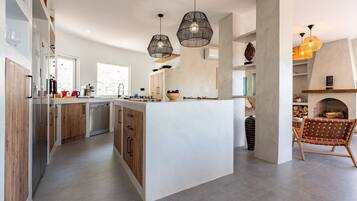 Kylskåp, mikrovågsugn, ugn och spishäll