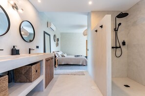 3 slaapkamers, een strijkplank/strijkijzer, gratis wifi, beddengoed