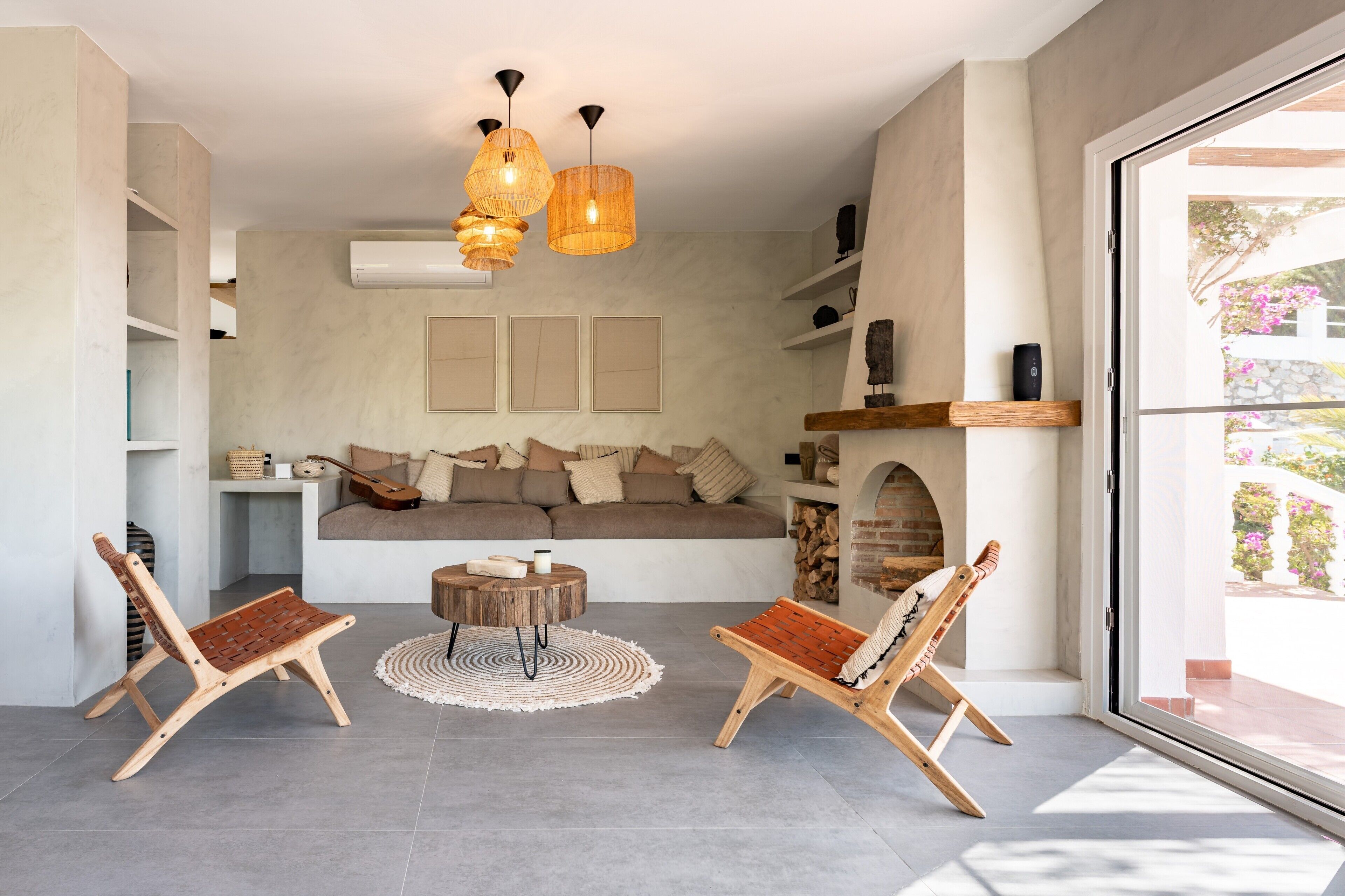 Tv, eldstad och ett bordtennisbord