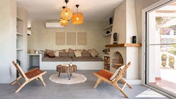 Tv, eldstad och ett bordtennisbord