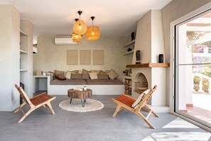 Fernseher, Kamin, Tischtennisplatte