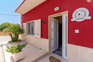 Exterior detail - Apartment 'Casa Venere Aurora Luxury' with Private Pool, Wi-Fi and Air Conditioning (giuggianello)