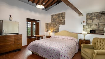 5 bedrooms, iron/ironing board, bed sheets