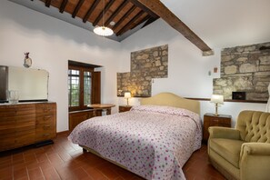 5 bedrooms, iron/ironing board, bed sheets