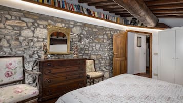 5 bedrooms, iron/ironing board, bed sheets