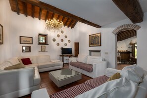 TV, fireplace - Villa 'La Petrosa' with Private Pool, Private Garden and Balcony (Radda in Chianti)
