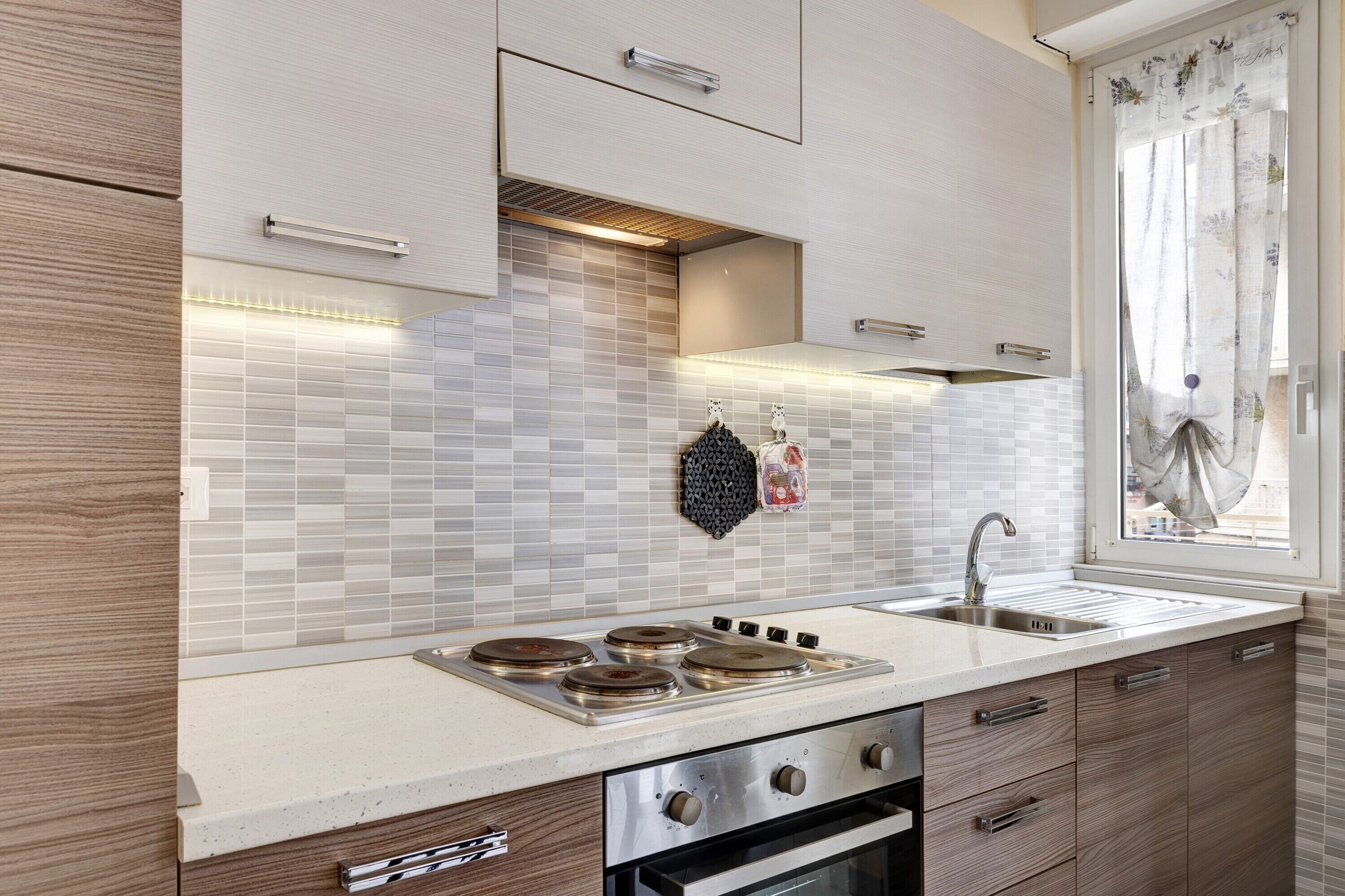 Kylskåp, ugn, spishäll och kaffe- och tebryggare