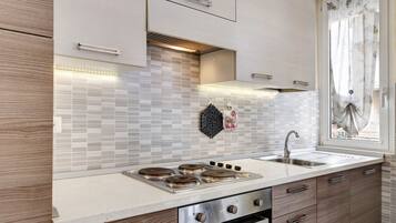 KylskÄp, ugn, spishÀll och kaffe- och tebryggare