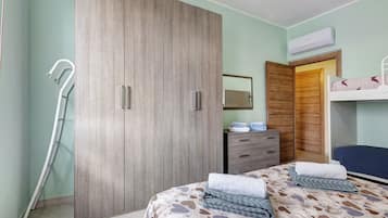 1 bedroom, bed sheets