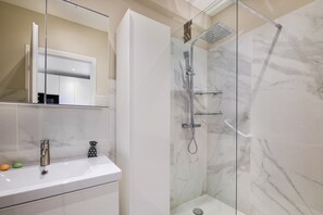 Shower, hair dryer, towels - Holiday Apartment "Sea View" near Beach with Balcony & Wi-Fi (Nice)