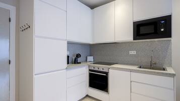 Køleskab, mikrobølgeovn, ovn, kogeplade