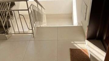 Apartment, 1 Bedroom, Smoking, Balcony | Pintu masuk hartanah
