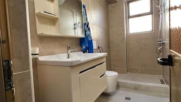 Apartment, 1 Bedroom, Smoking, Balcony | Bathroom