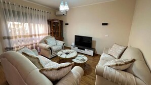 Apartemen, 1 kamar tidur, Boleh Merokok, balkon | Ruang keluarga