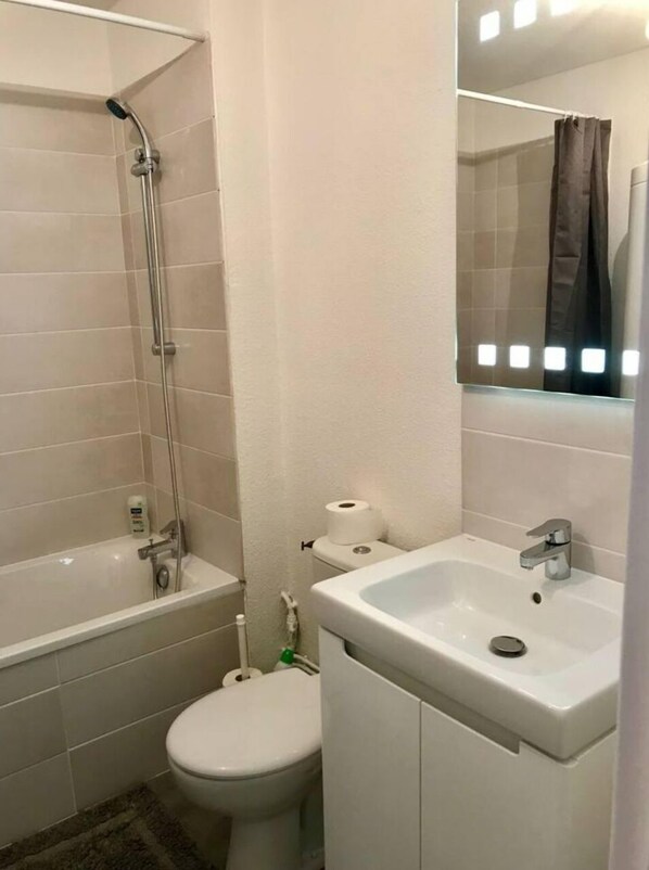 Haartrockner, Handtücher, Seife, Toilettenpapier