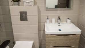 Comfort Studio Suite | Bathroom | Shower, rainfall showerhead, free toiletries, towels - Blue (Beirut)