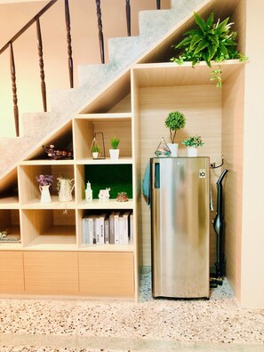 Full-sized fridge, stovetop, coffee/tea maker, rice cooker