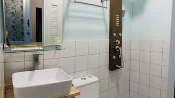 Perhetalo, 2 makuuhuonetta | Kylpyhuone | Sadesuihkupää, pyyhkeet