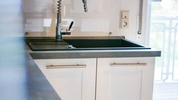 Stovetop, dishwasher, highchair, cookware/dishes/utensils