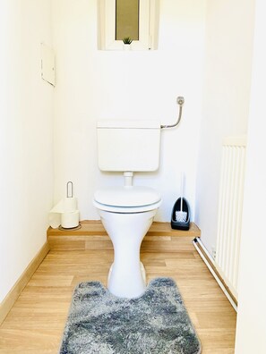 Dusj, hårføner, håndklær og toalettpapir