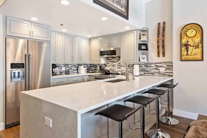 Een magnetron, een kookplaat, een vaatwasser