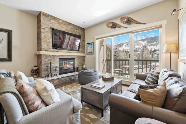 Een televisie en een open haard