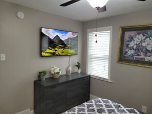 2 bedrooms, desk, iron/ironing board, WiFi