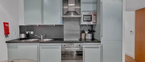 Refrigerador, microondas, horno y parrilla de estufa