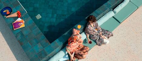 Hồ bơi ngoài trời phục vụ theo mùa, dù/ô trên bãi biển/hồ bơi