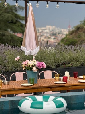 시즌별로 운영되는 야외 수영장, 수영장 파라솔, 일광욕 의자