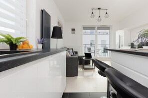 Microwave, oven, dishwasher, cookware/dishes/utensils - Szlachecka Apartment, Parking by Renters (Warsaw)