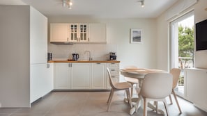 Apartament (D2) | Angolo cottura privato | Frigorifero, microonde, piano cottura, lavastoviglie