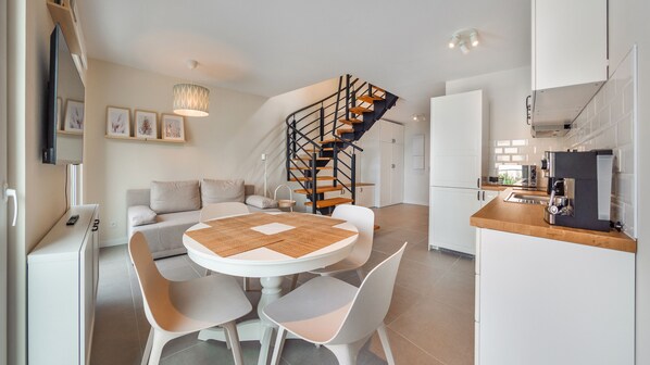 Apartament (D2) | Living area | Flat-screen TV, Netflix, streaming services - Apartamenty Sun & Snow Wiatrakowo (Wladyslawowo)