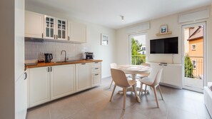 Apartament (D2) | Eigene Kochnische | Kühlschrank, Mikrowelle, Herdplatte, Geschirrspüler